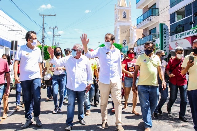 Ao lado de Pedro Campos, Ângelo Ferreira caminha em feira de Sertânia