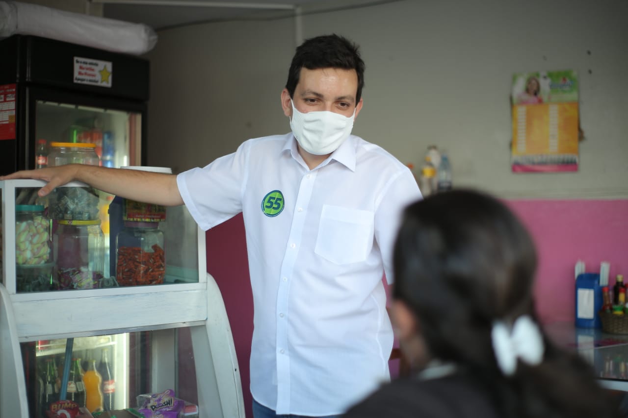 Raffiê visita moradores do bairro Centenário