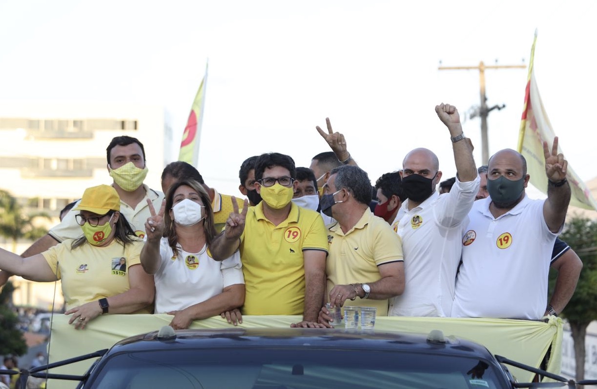 Alberes e Sônia Mendes realizam carreata em Riacho das Almas