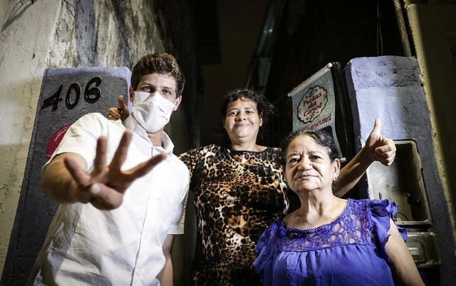 João Campos realiza caminhada na Zona Oeste do Recife