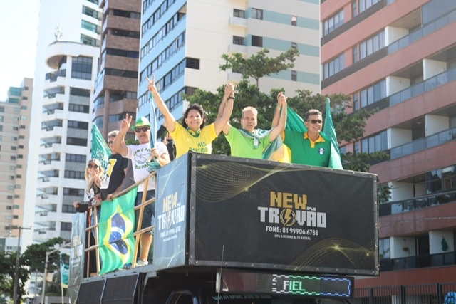 Feitosa faz carreata com mais de 300 carros pela Zona Sul do Recife
