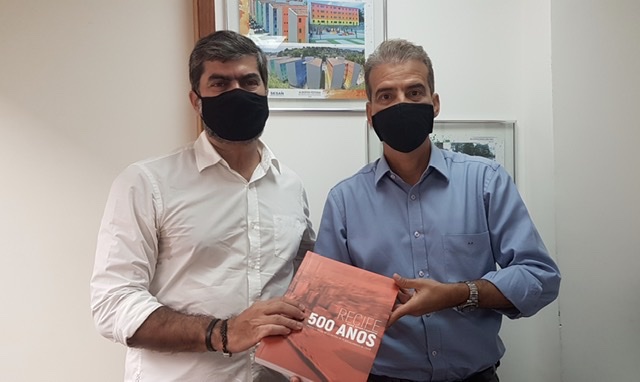 Alberto Feitosa recebe o Plano Recife 500 anos