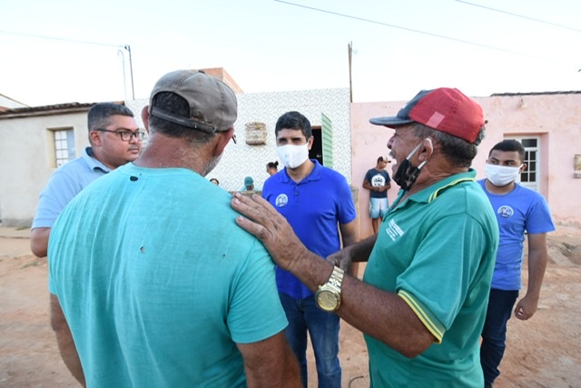 Lessa realiza porta a porta no Rafael