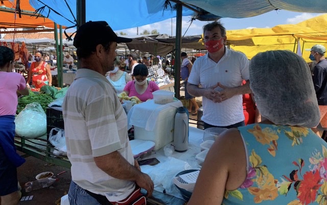 Marcelo Rodrigues realiza caminhada pela Feira do Salgado