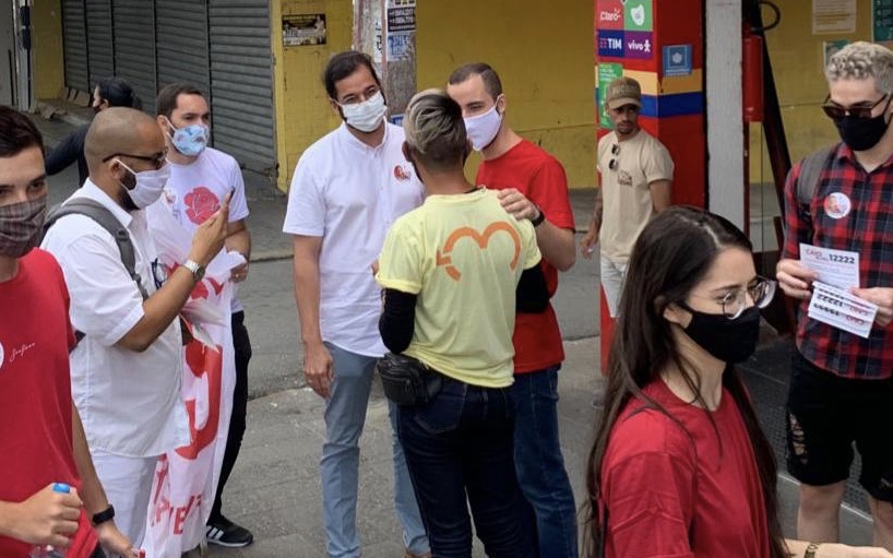 Túlio Gadêlha participa de caminhada no Centro de Caruaru