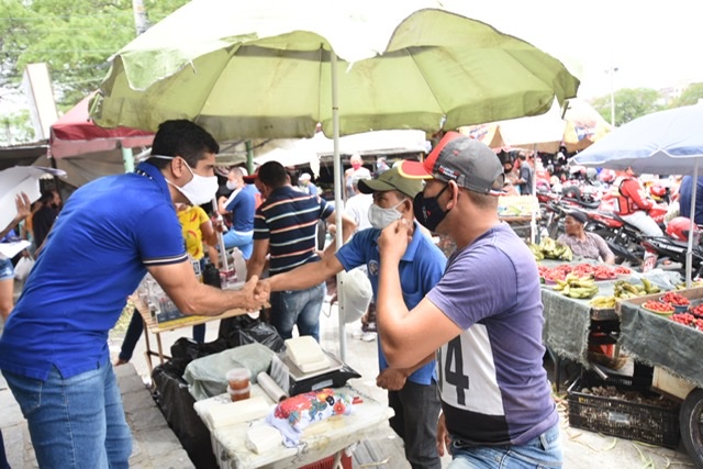 Lessa recebe apoio de feirantes