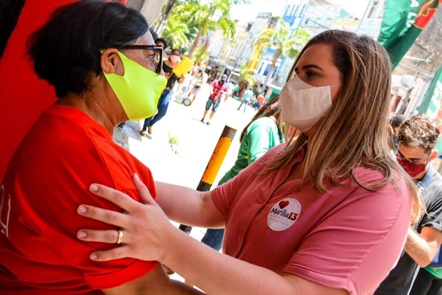 No Centro do Recife, Marília fala em diálogo com o comerciante informal