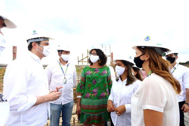 Paulo Câmara entrega obra de saneamento básico em Goiana