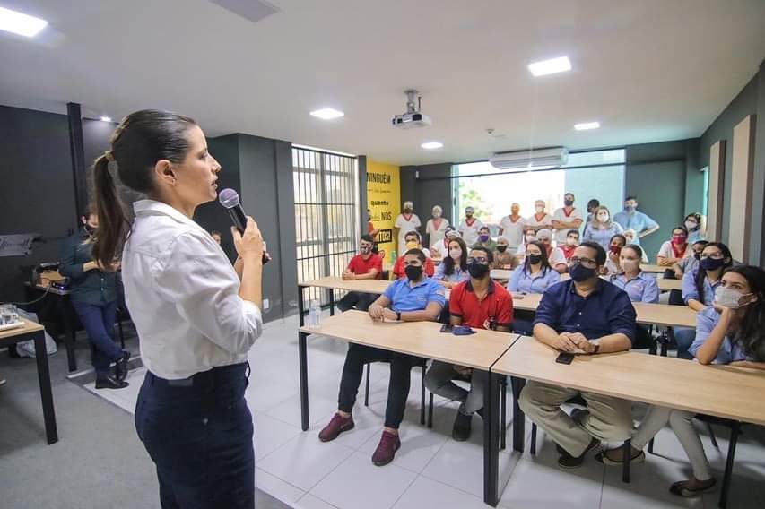 Raquel dialoga com funcionários de fábricas no Distrito Industrial