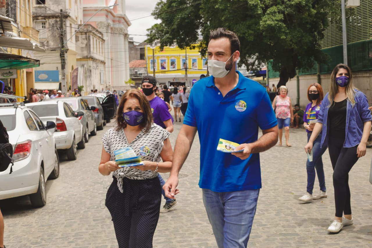 Carlos Andrade Lima ouve queixas de comerciantes no bairro de São José