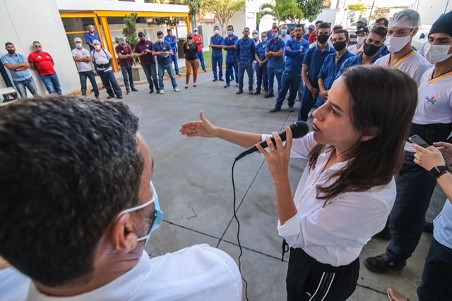 Raquel Lyra dialoga com funcionários de fábrica de polpas
