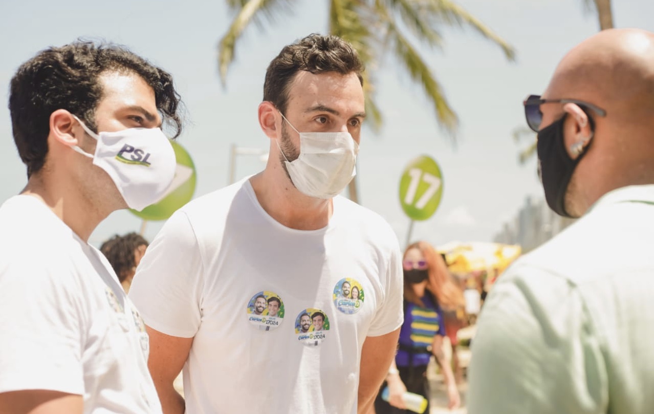 Carlos Andrade Lima ouve queixas de barraqueiros em Boa Viagem