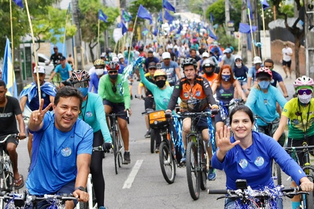 Mendonça e Priscila lideram bicicleata pelas ruas do Recife