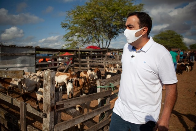 Na Feira de Gado, Marcelo Gomes debate problemas com comerciantes