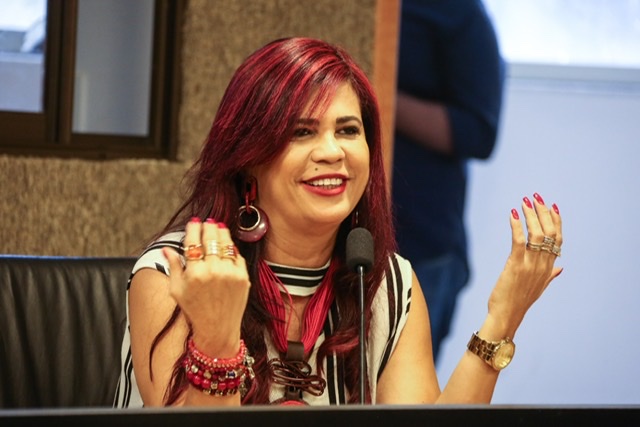 Gleide propõe intervalo para mães em período de amamentação