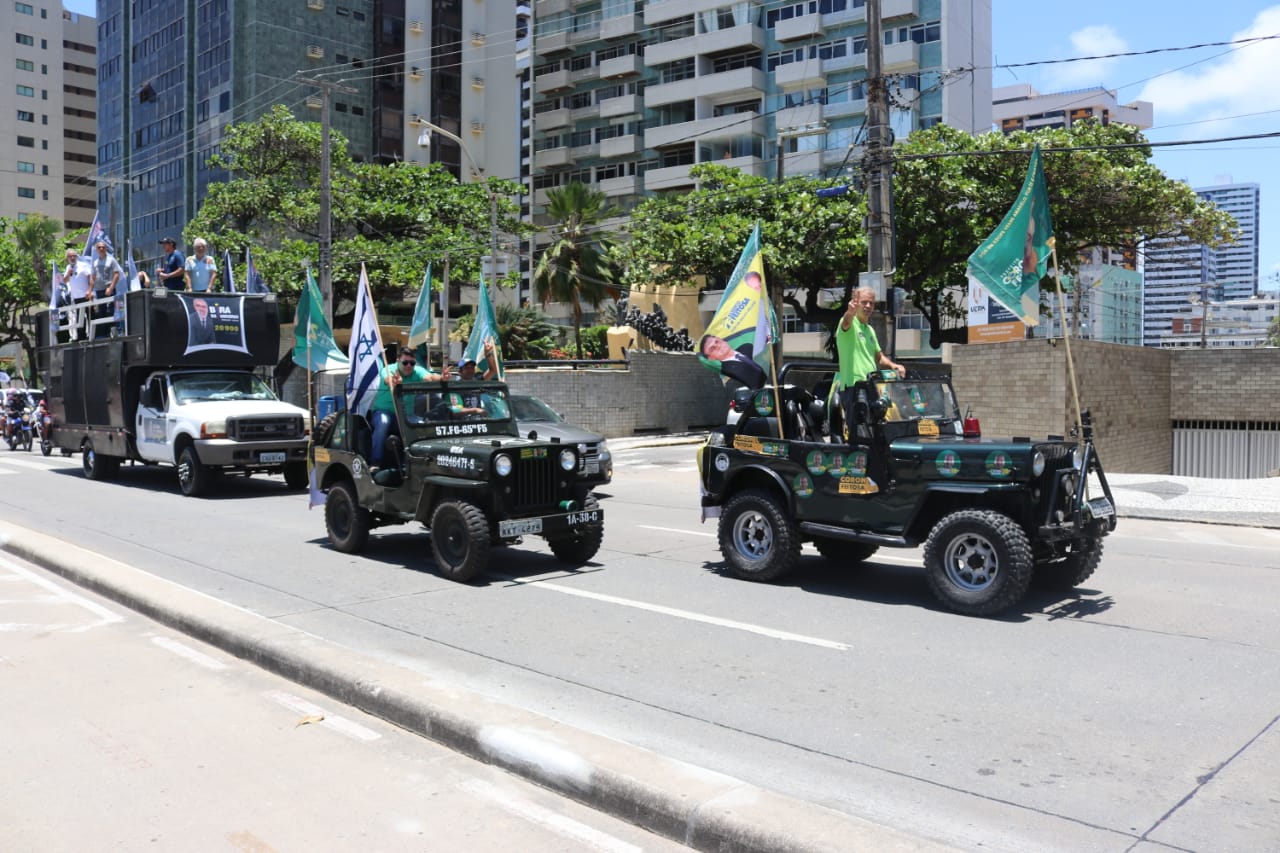 Em jipe militar, candidato a prefeito percorre ruas do Recife