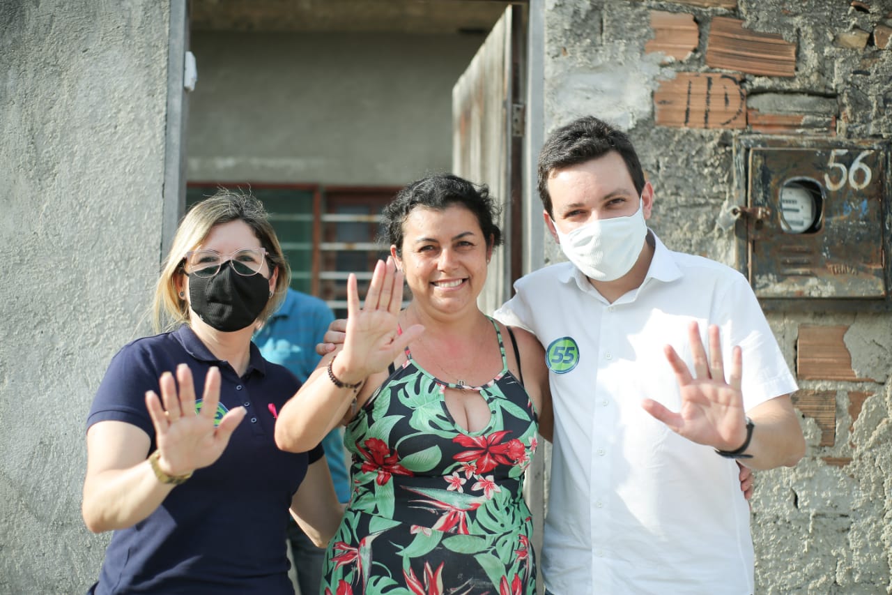Raffiê e Roberta visitam moradores do bairro João Mota