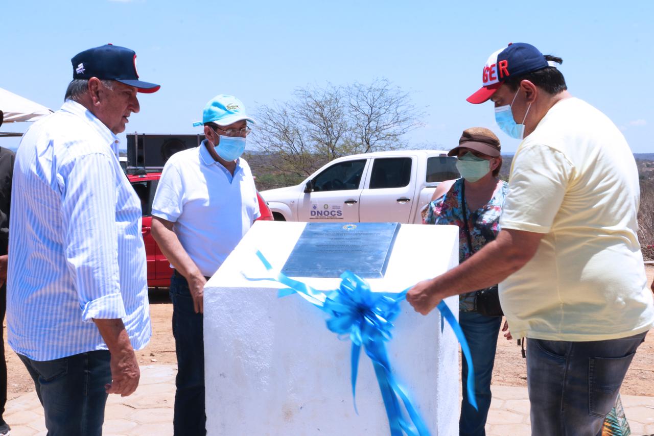 Empenho de Sebastião Oliveira leva água para os sertanejos