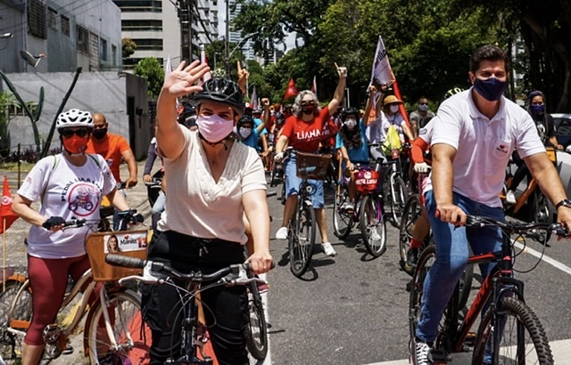 Marília pedala e fala das dificuldades do transporte alternativo no Recife