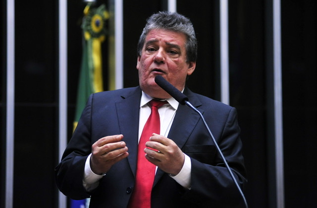 Silvio diz que rejeição de Anderson Ferreira vai eleger Daniel Alves