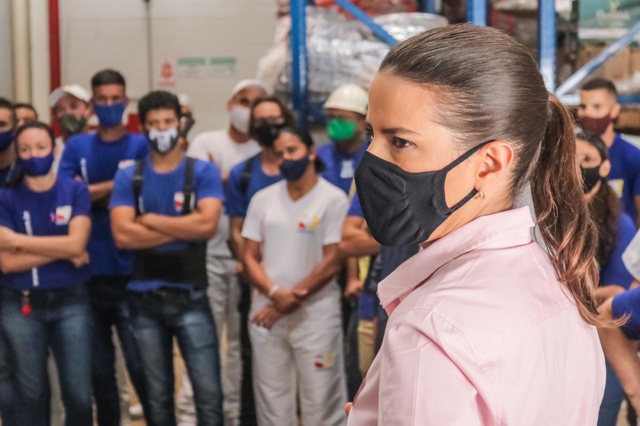 Raquel apresenta propostas para funcionários de supermercado