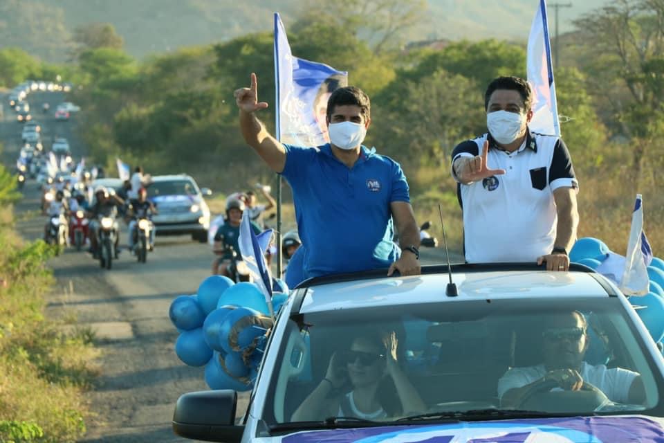 Lessa e Manoel fazem carreata na zona rural de Caruaru