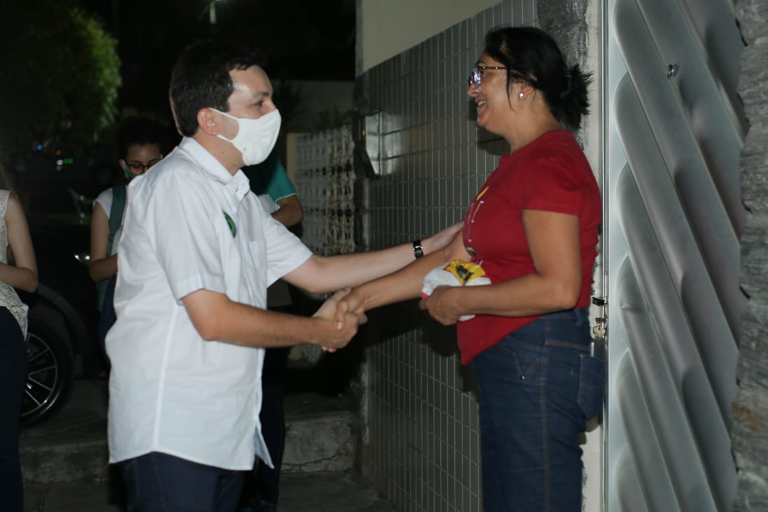 Raffiê Dellon realiza porta a porta no Boa Vista II