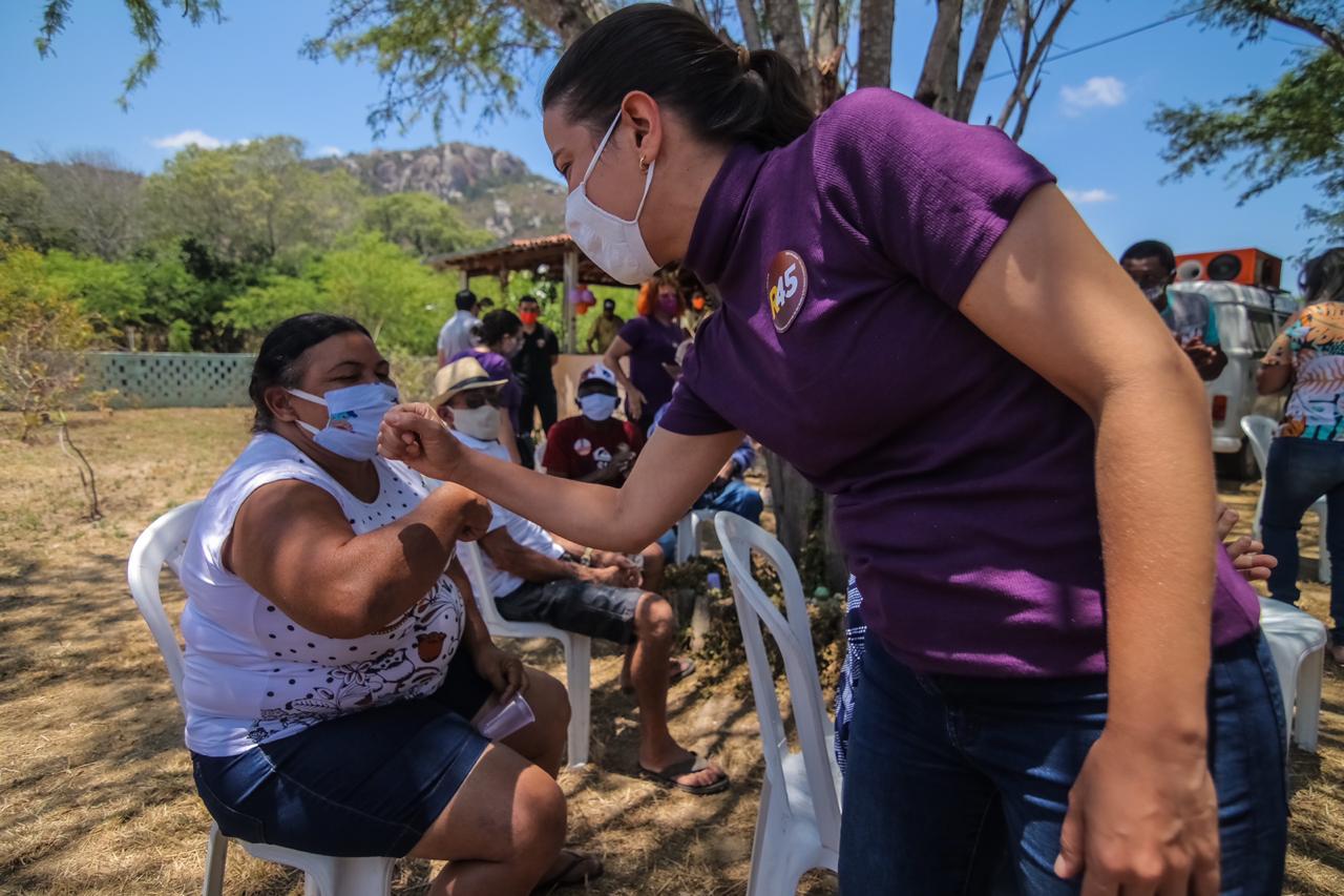 Raquel Lyra visita comunidade rural de Caruaru
