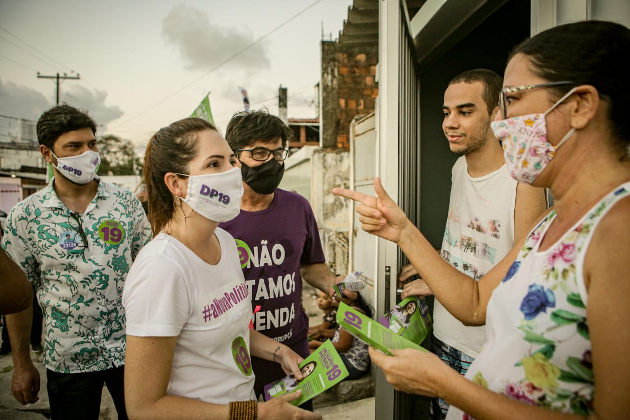 Em caminhada no Pina, Patrícia Domingos recebe apoio de moradores