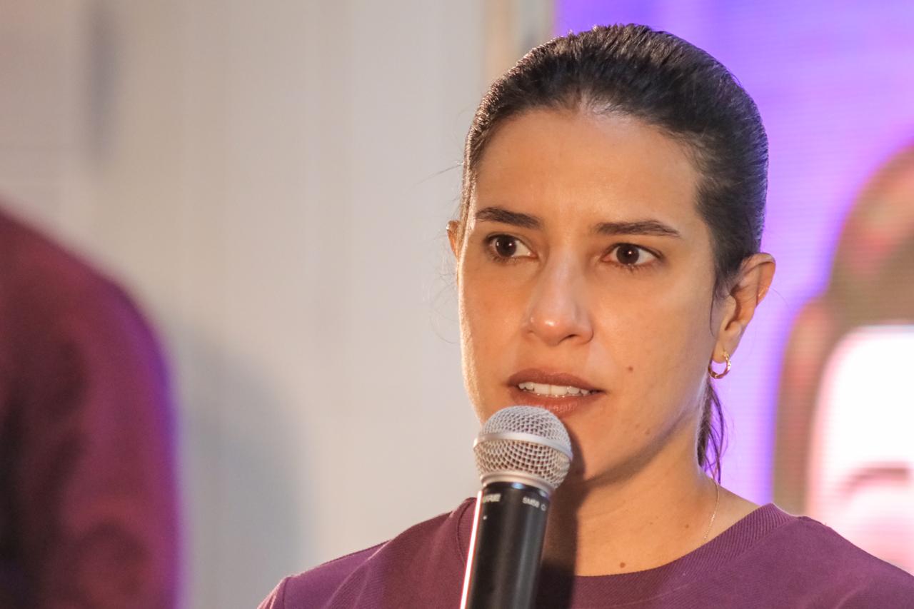 Raquel com a mão na taça