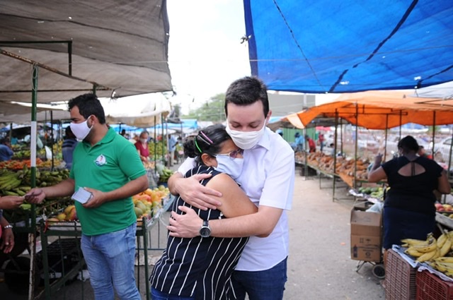 Raffiê visita Feira Livre em Caruaru
