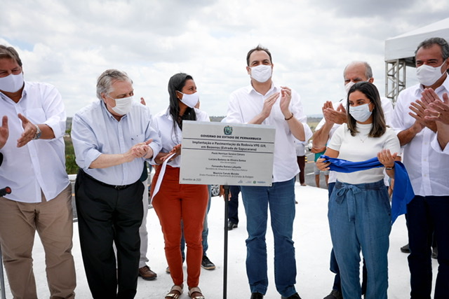 Em Bezerros, Paulo entrega obra de implantação e pavimentação