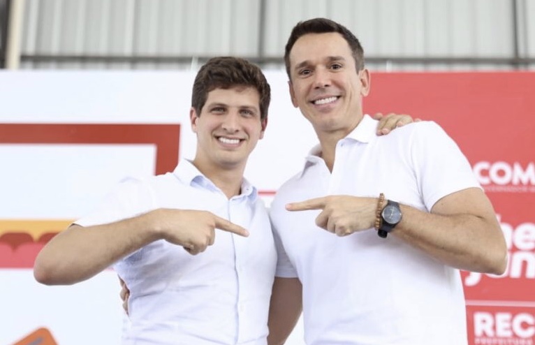 Felipe Carreras parte para o ataque