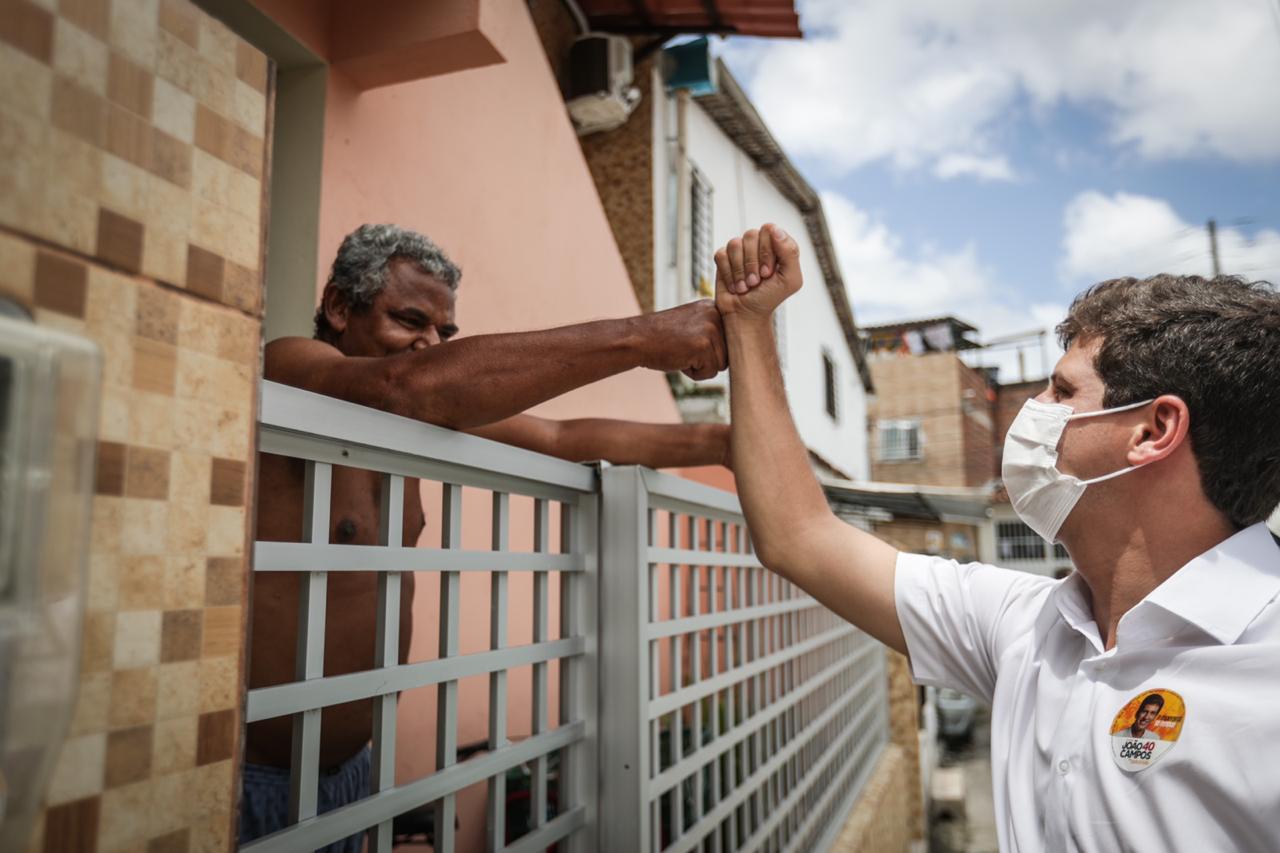 No Recife, João Campos visita comunidades da Macaxeira e do Brejo