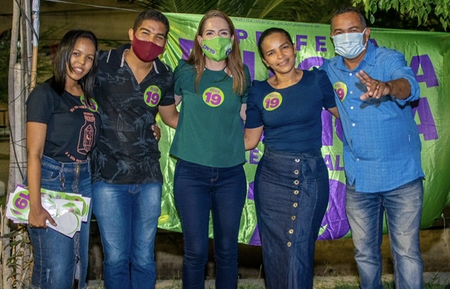 Patrícia retorna ao Coque e recebe apoio de moradores