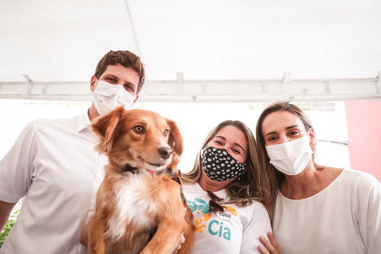 João Campos promete implantar abrigo de rua para animais