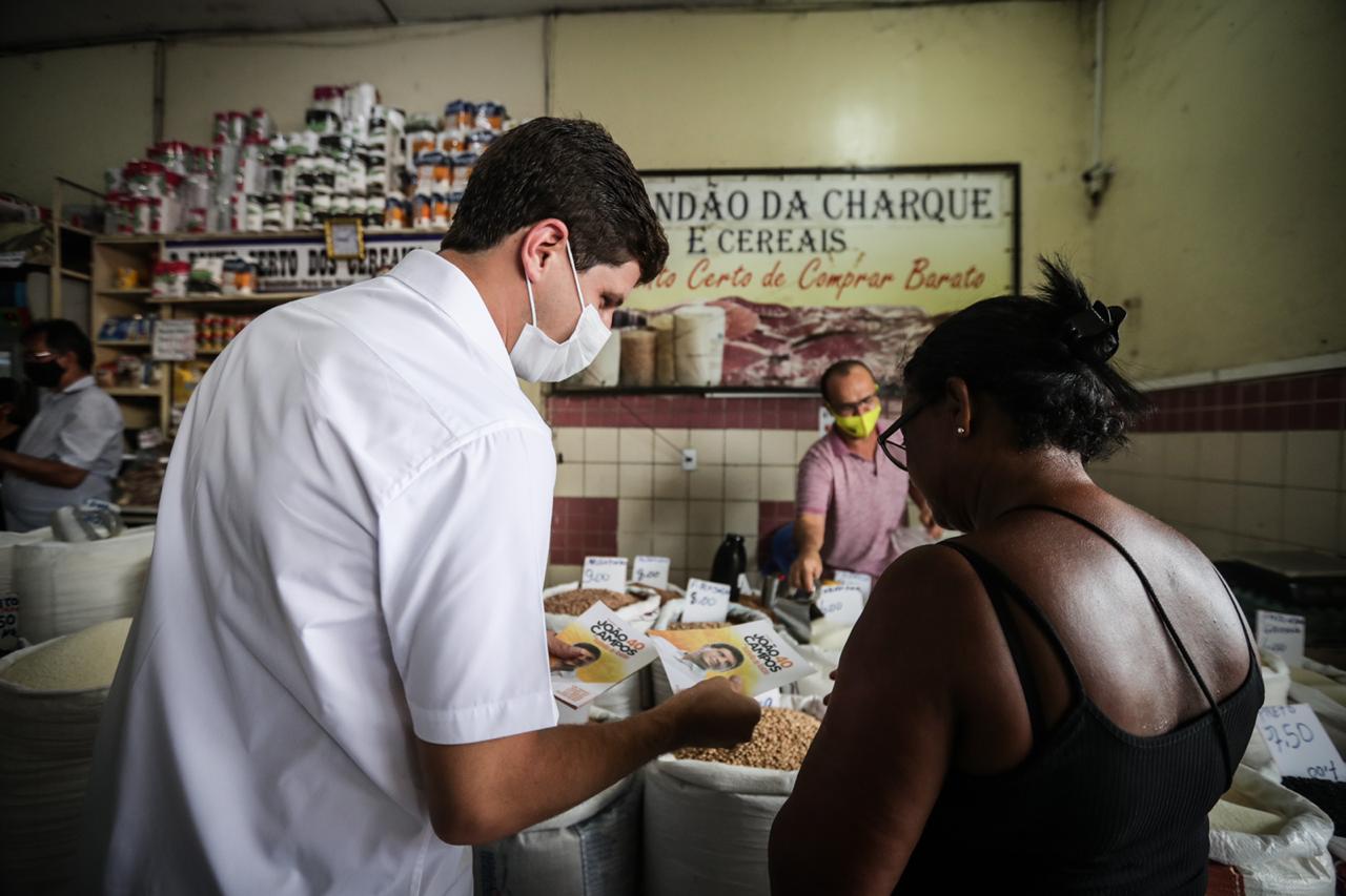 João Campos conversa com visitantes e trabalhadores de Casa Amarela