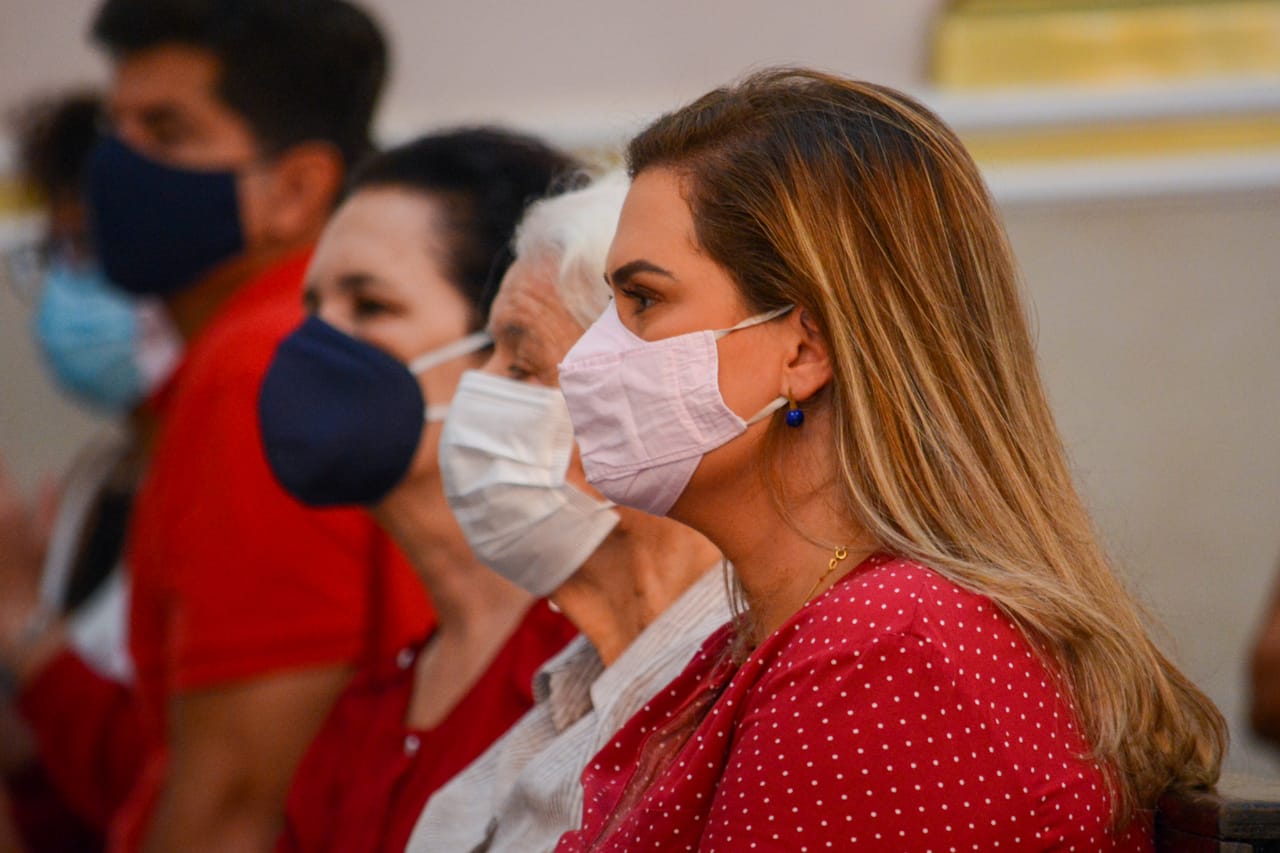 Marília vai à Missa na Igreja da Harmonia