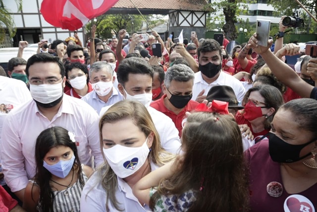 Marília recebe carinho da população após votar no Clube Alemão