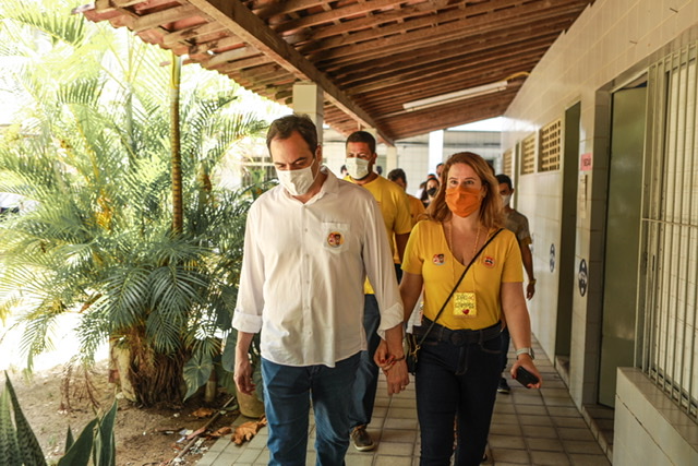 Paulo Câmara vota ao lado da primeira-dama e da filha mais velha