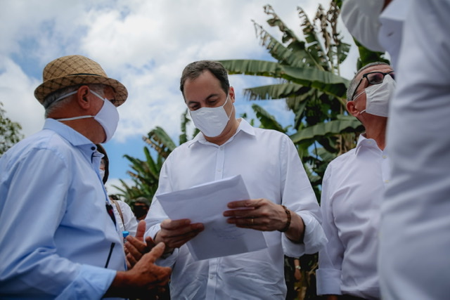 Paulo Câmara vistoria obras de requalificação da PE-084