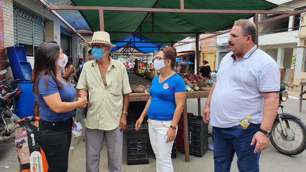 Eriberto Medeiros acompanha Mariana em feira livre de Cumaru