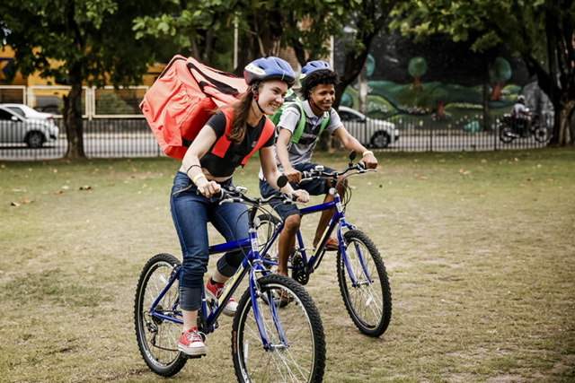 Projeto Renda Por APP entrega bicicletas e smartphones no Recife