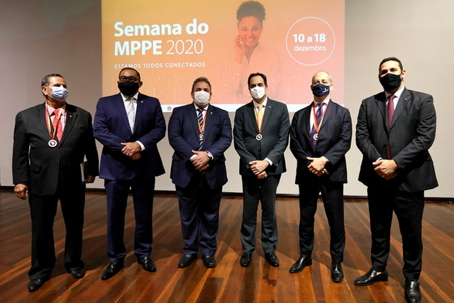 Governador recebe comenda do MPPE