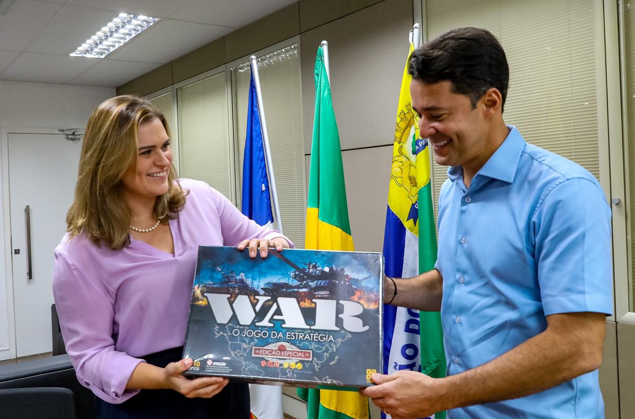 Marília Arraes presenteia Anderson Ferreira com jogo de estratégia