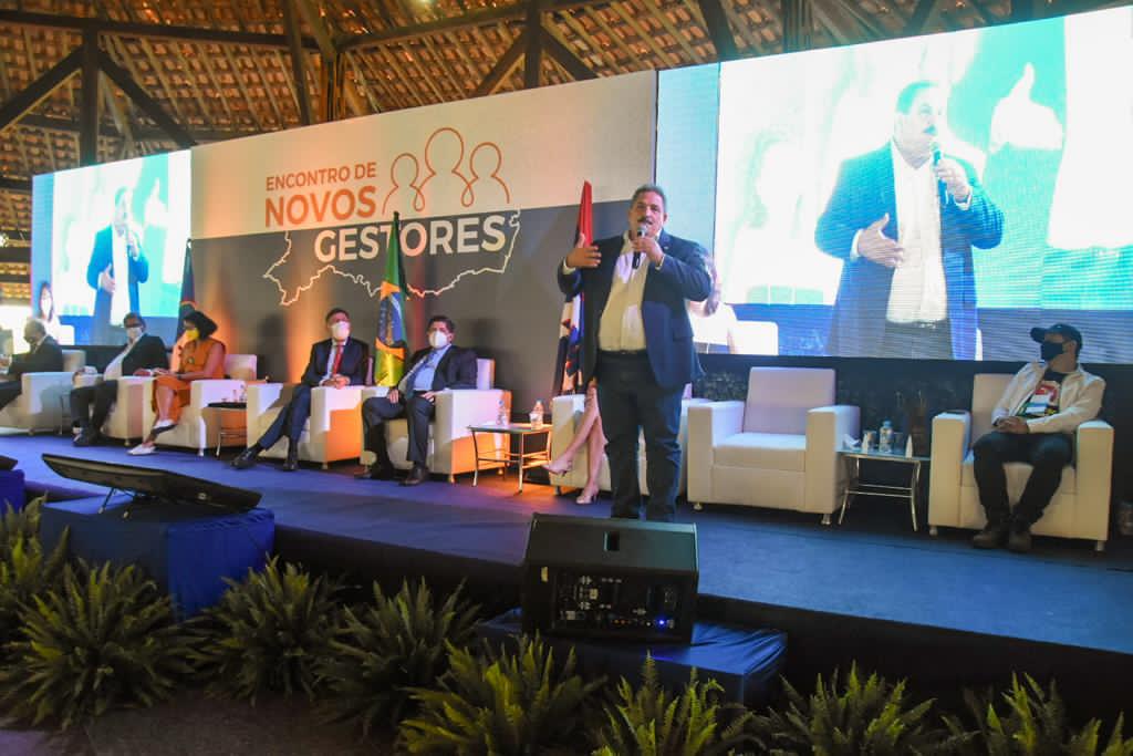 Em encontro da Amupe, Eriberto Medeiros defende união dos poderes