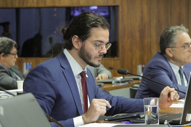 Emenda de Túlio Gadêlha barra pejotização em projeto das startups