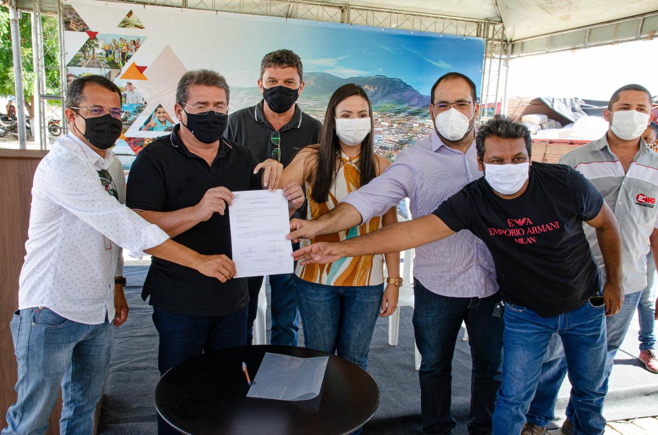 Em Serra, Duque assina ordem de serviço para galpão da feira livre