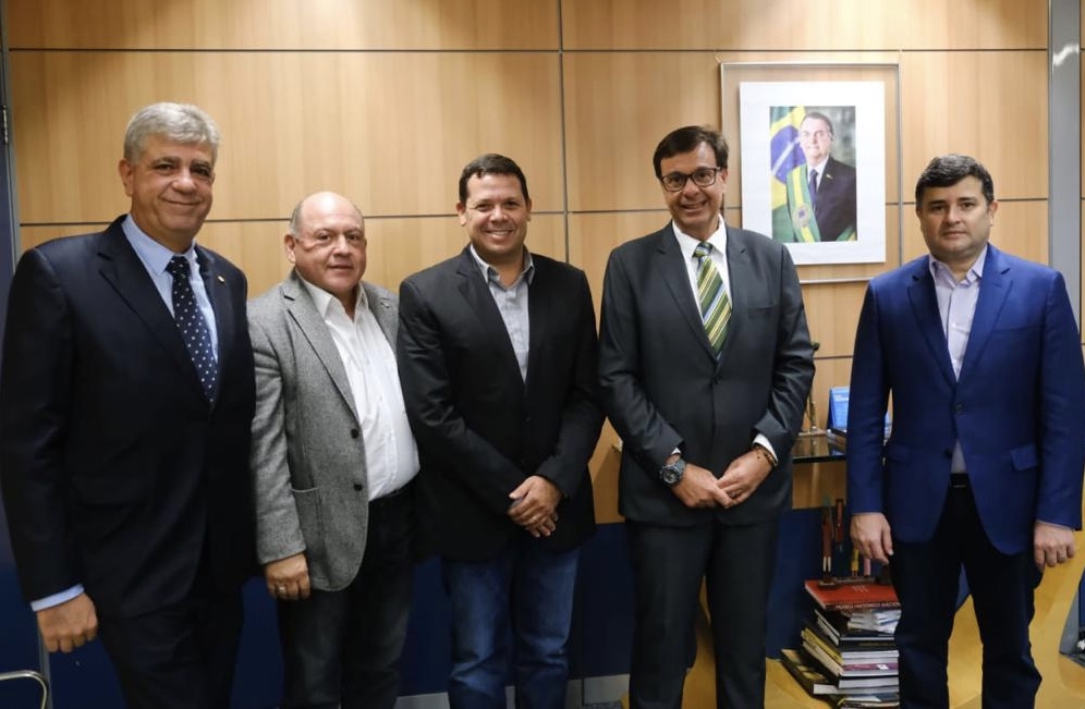 Eduardo da Fonte leva prefeitos eleitos ao novo ministro do Turismo