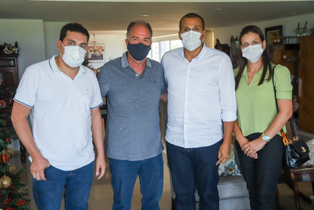 Fernando Bezerra Coelho recebe lideranças do Agreste